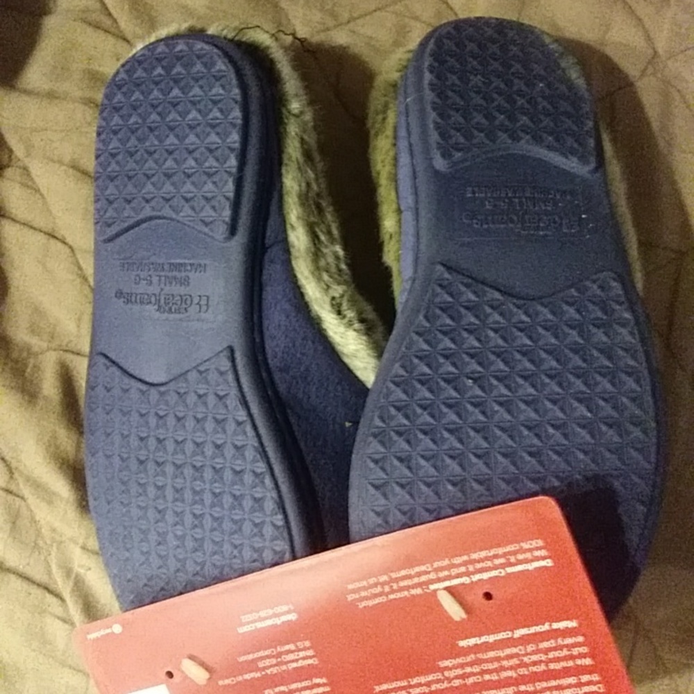Dearfoams 5-6 Soft Slippers - Picture 3 of 12
